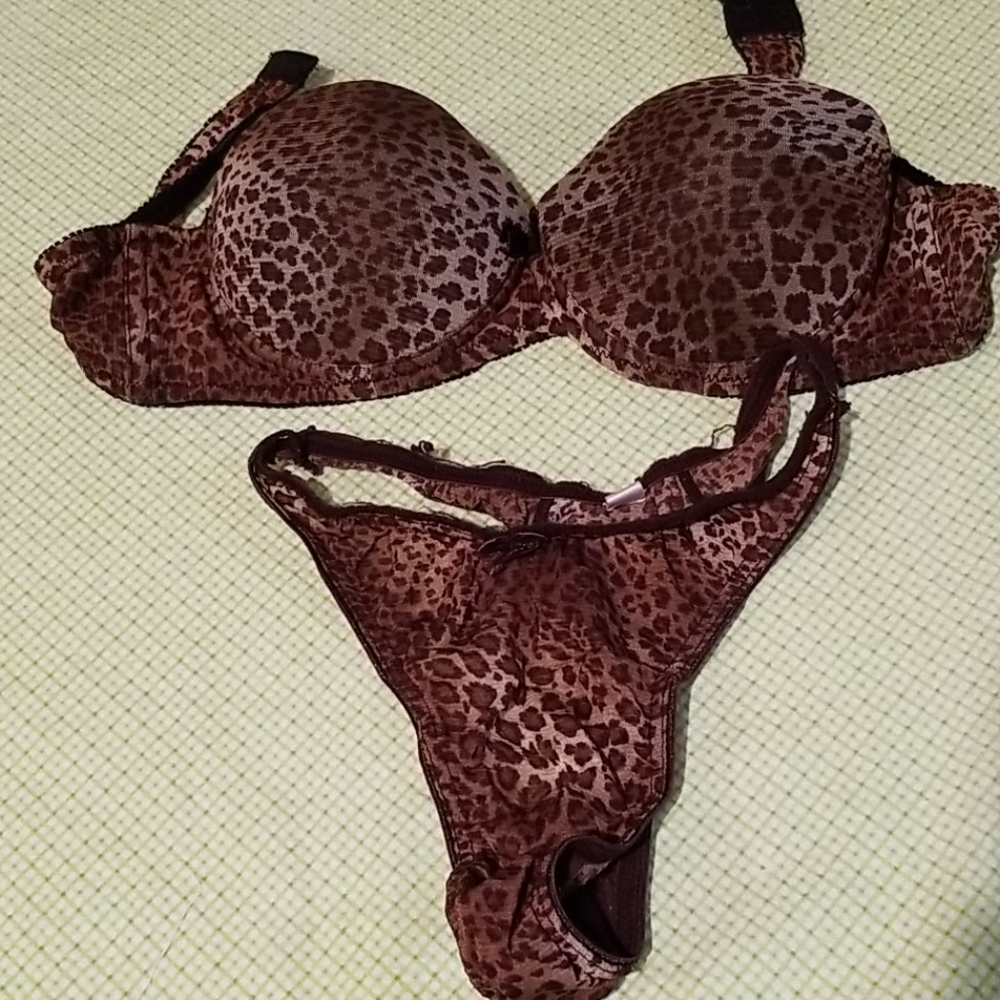 * Leopard Strapped Set Bra 32 B & Thong set